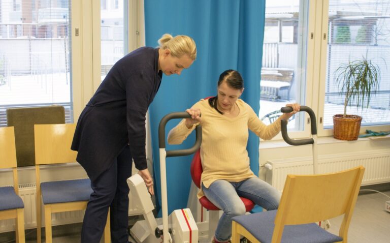 Kunnon hoitajat opiskelemassa kuntosalilaitteiden käyttöä