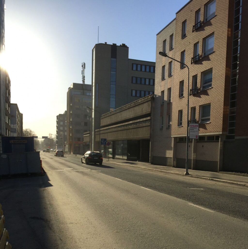 Keväinen katupöly Valtakadulla