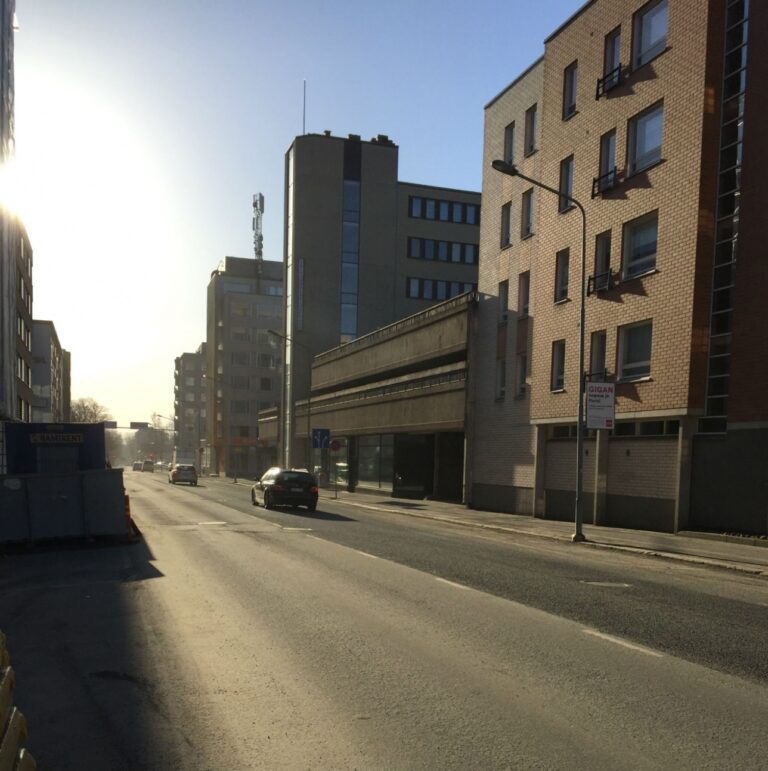 Keväinen katupöly Valtakadulla