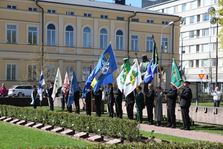 Lippuja rivissä