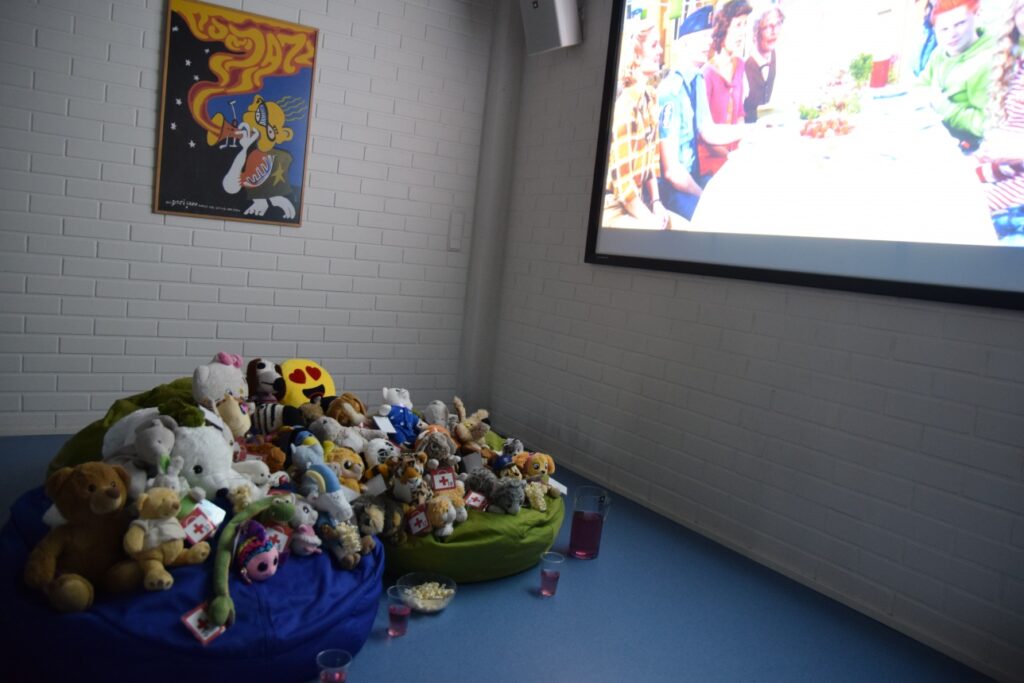 Lelut katsomassa elokuvaa kirjastossa