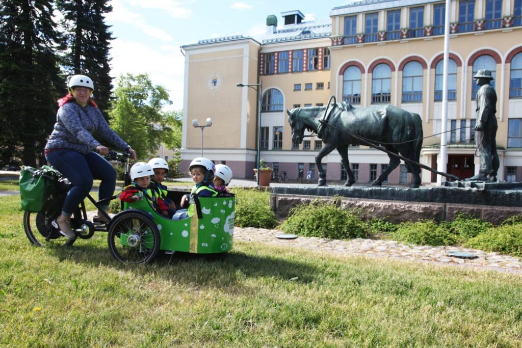 Muksubussissa riemu on ylimmillään