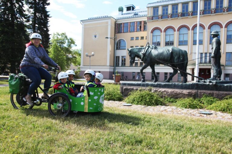 Muksubussissa riemu on ylimmillään