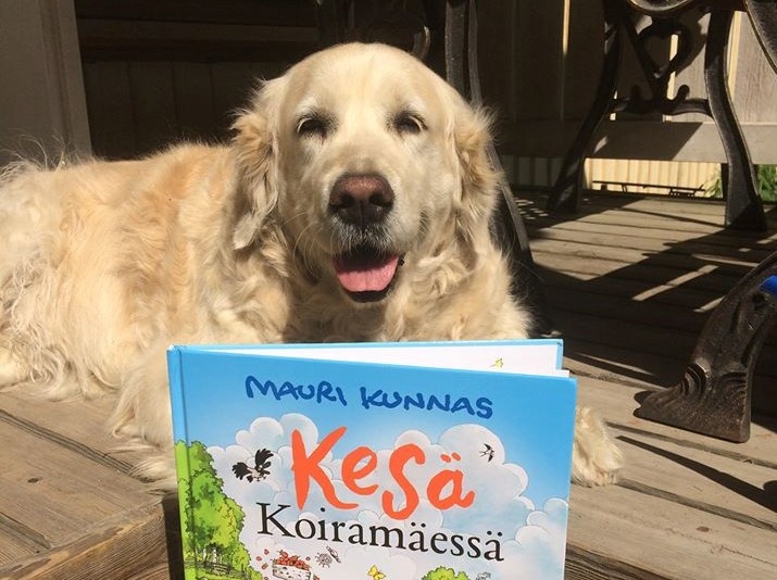 Lukukoira Fiina kirjan kanssa