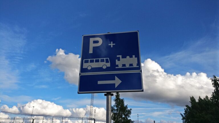 Pysäköinnin liikennemerkki