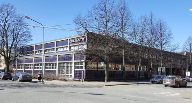 Porin pääkirjasto kadulta nähtynä