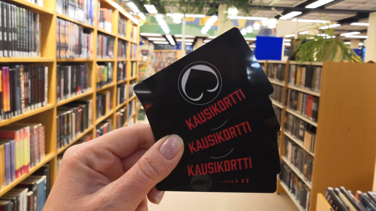 Ässien kausikortit kirjastossa