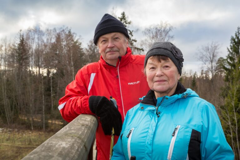 Ulkoileva iäkäs pari