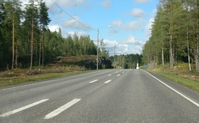 Valtatie 8 kesällä