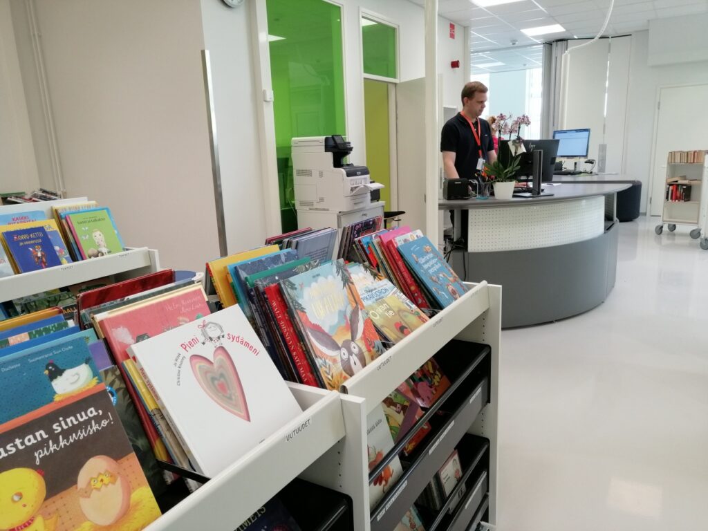 Kirjoja ja henkilökuntaa Itätuulen kirjastossa