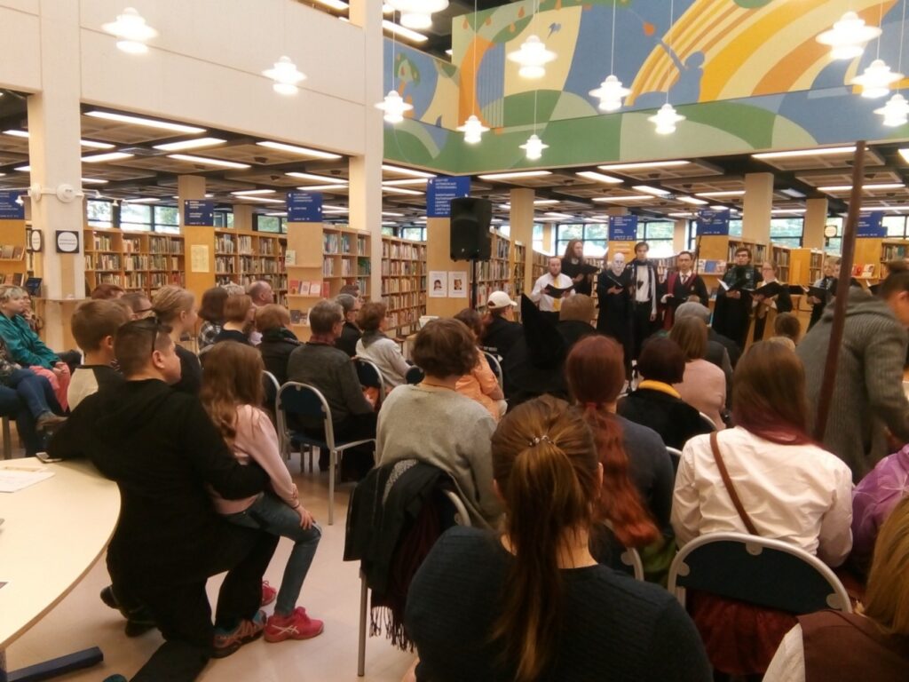 Kuoro ja yleisöä pääkirjastossa