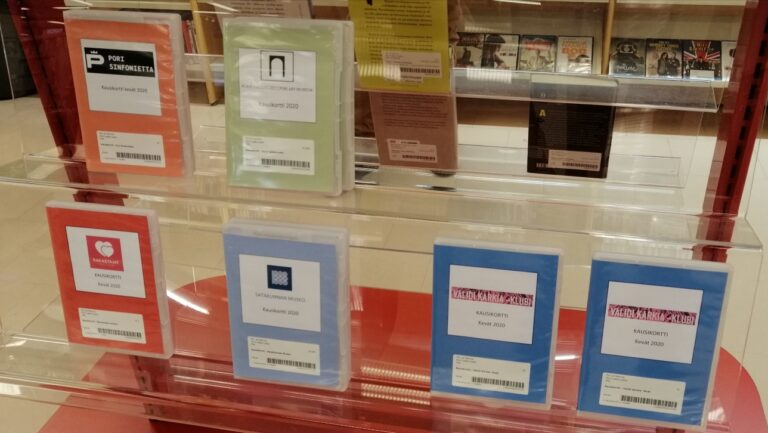 Kulttuurin kausikortit kirjastossa