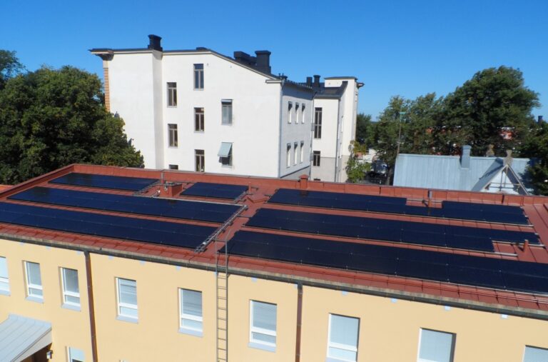 Aurinkoenergiajärjestelmä katolla
