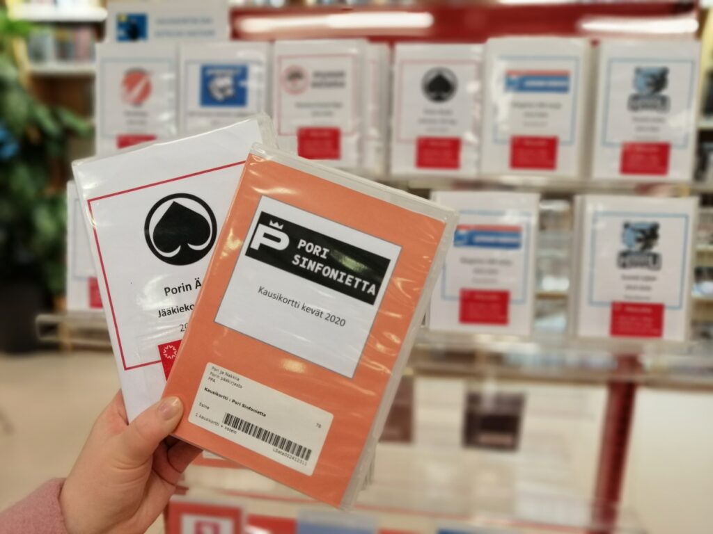 Kausikortteja kirjastossa