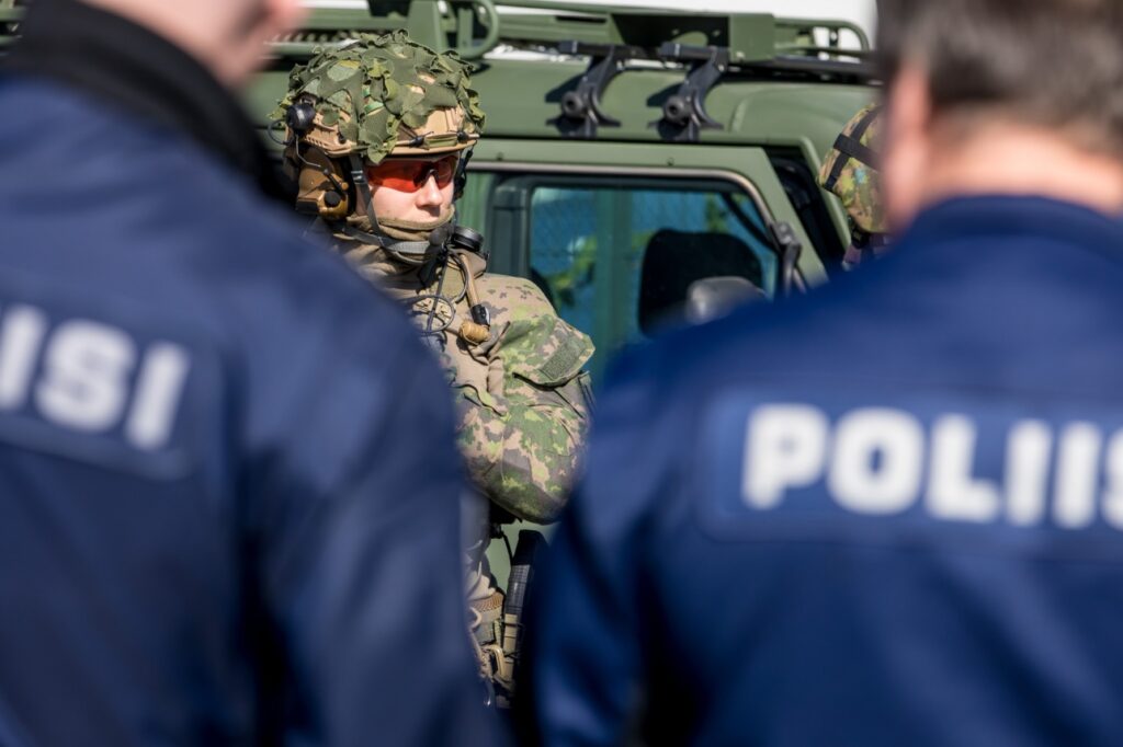 Varusmies maastopuvussa paikallispuolustusharjoituksessa