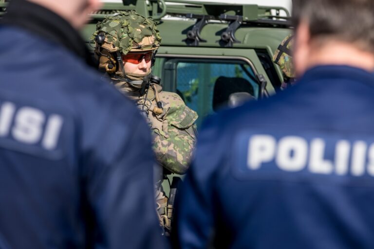 Varusmies maastopuvussa paikallispuolustusharjoituksessa