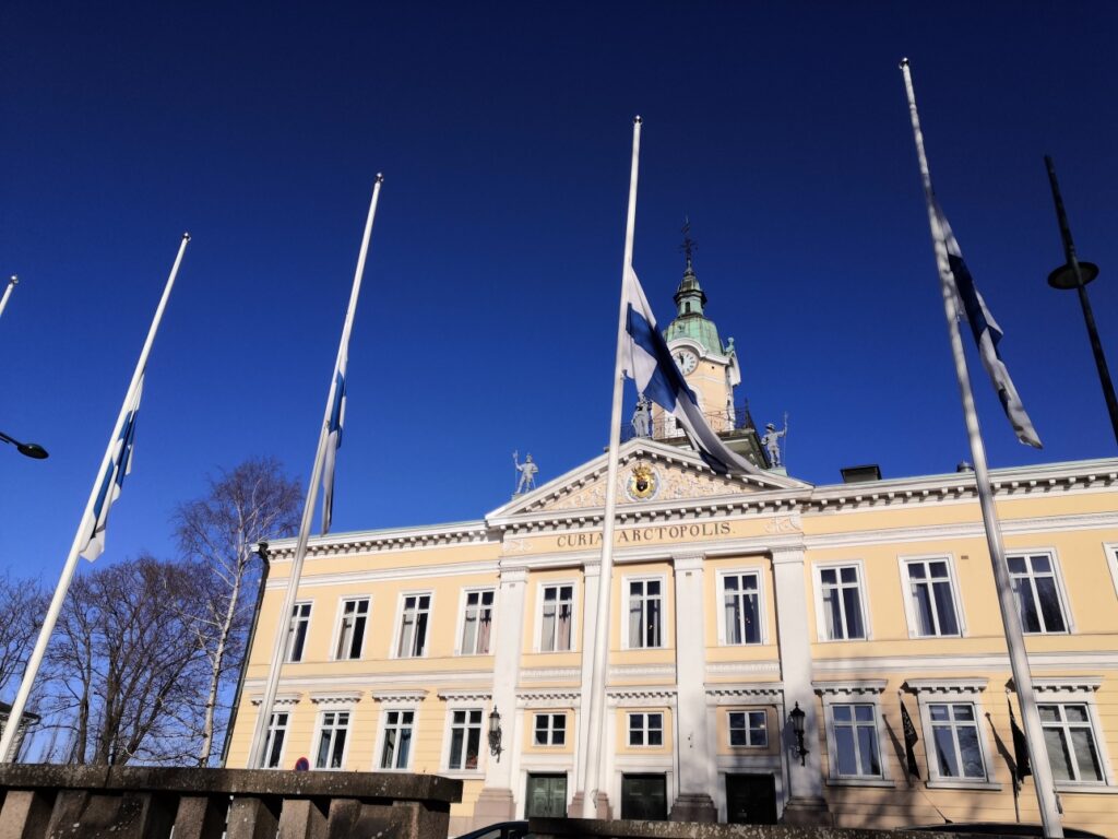 Suruliputus raatihuoneella
