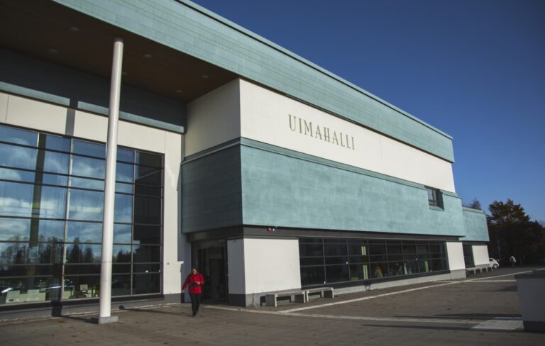 Keskustan uimahalli ulkoapäin