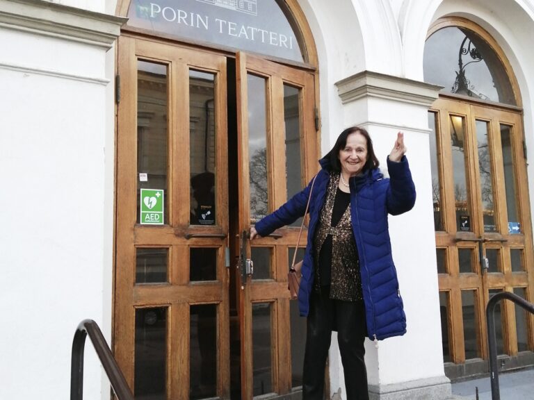 Muuttovoitto-voittaja Porin teatterin ovella