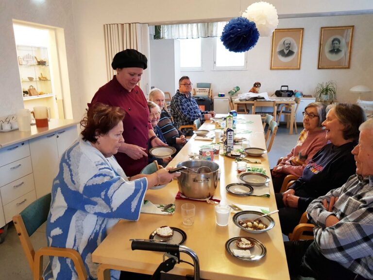 Osallistava lounashetki Noormarkun päivätoiminnan asiakkaiden kanssa