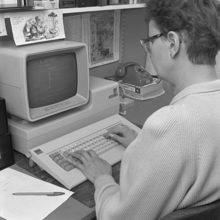 Työskentelyä Satakunnan Museossa vuonna 1993. Kuvassa tekstiilikonservaattori Hannele Suominen. Kuva Pentti Pere, Satakunnan Museon kokoelmat.