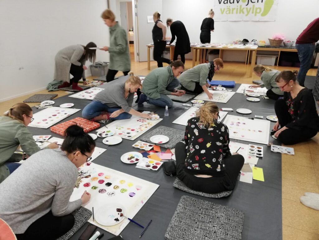 Vauvojen värikylpy -ohjaajakoulutus Porin lastenkulttuurikeskuksessa 2018.