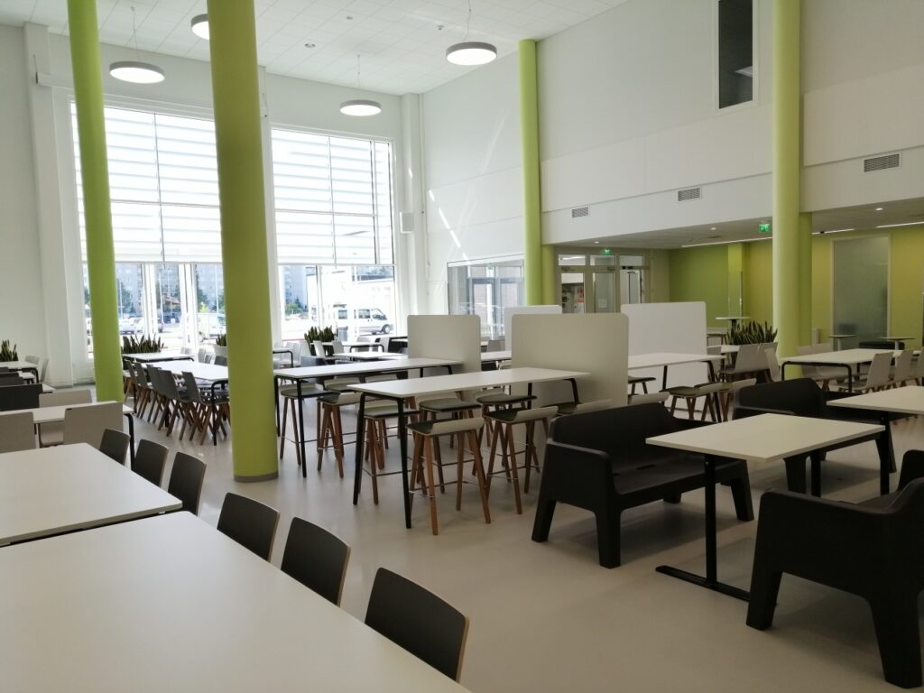 Itätuulen koulun ruokala
