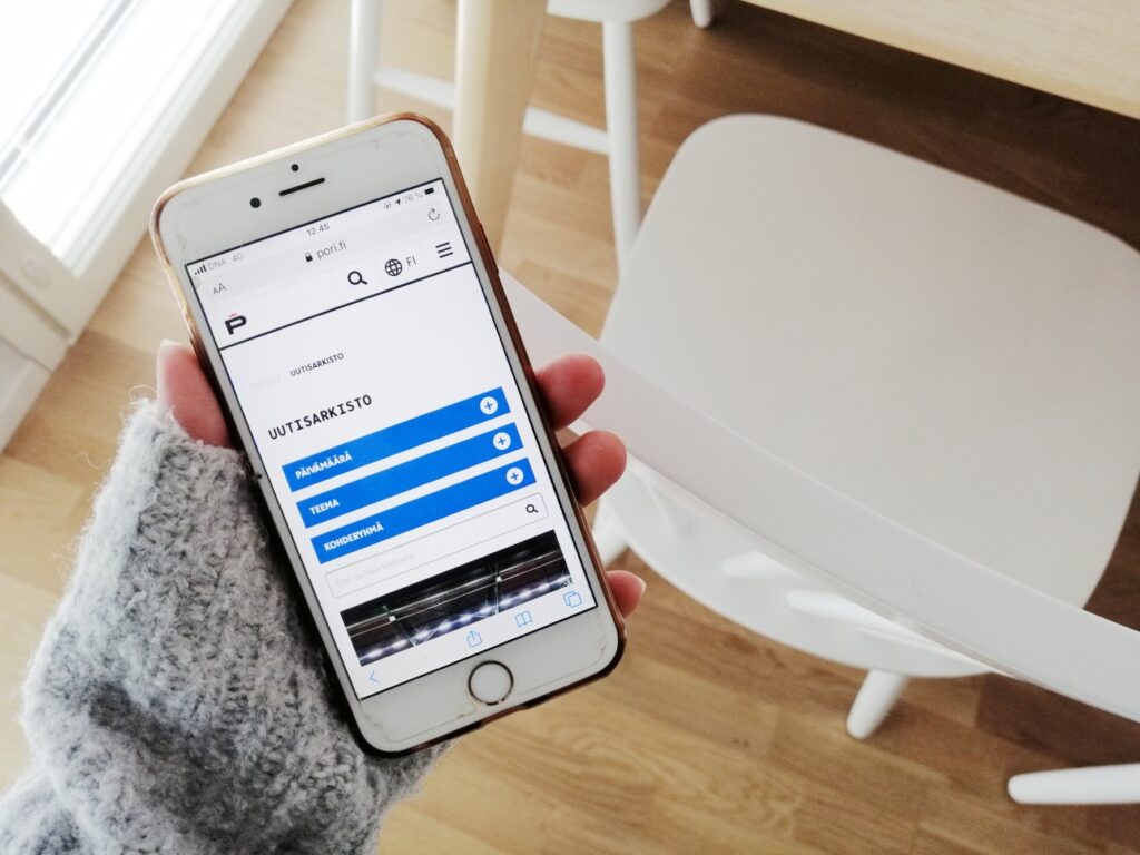 Porin uutisvirta puhelimen näytöllä