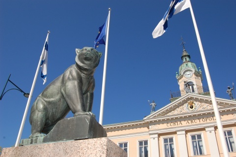 Raatihuoneen edustan karhupatsas ja EU:n lippu