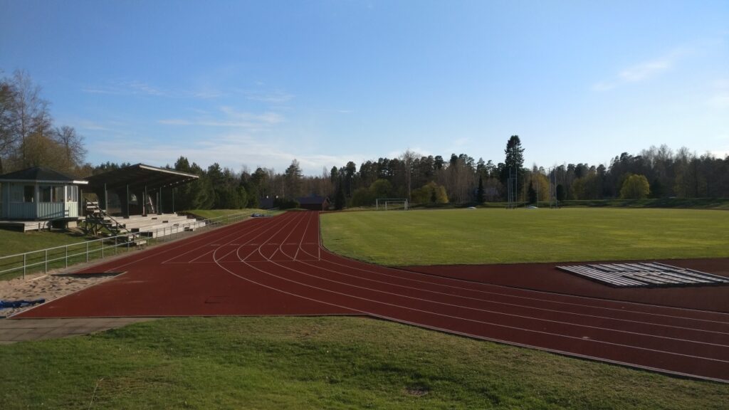 Noormarkun urheilukenttä aurinkoisessa säässä kuvattuna