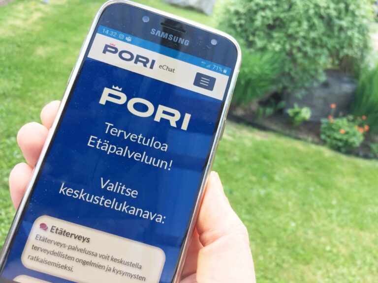 Kuvassa puhelin, missä auki Porin perusturvan etäpalvelu