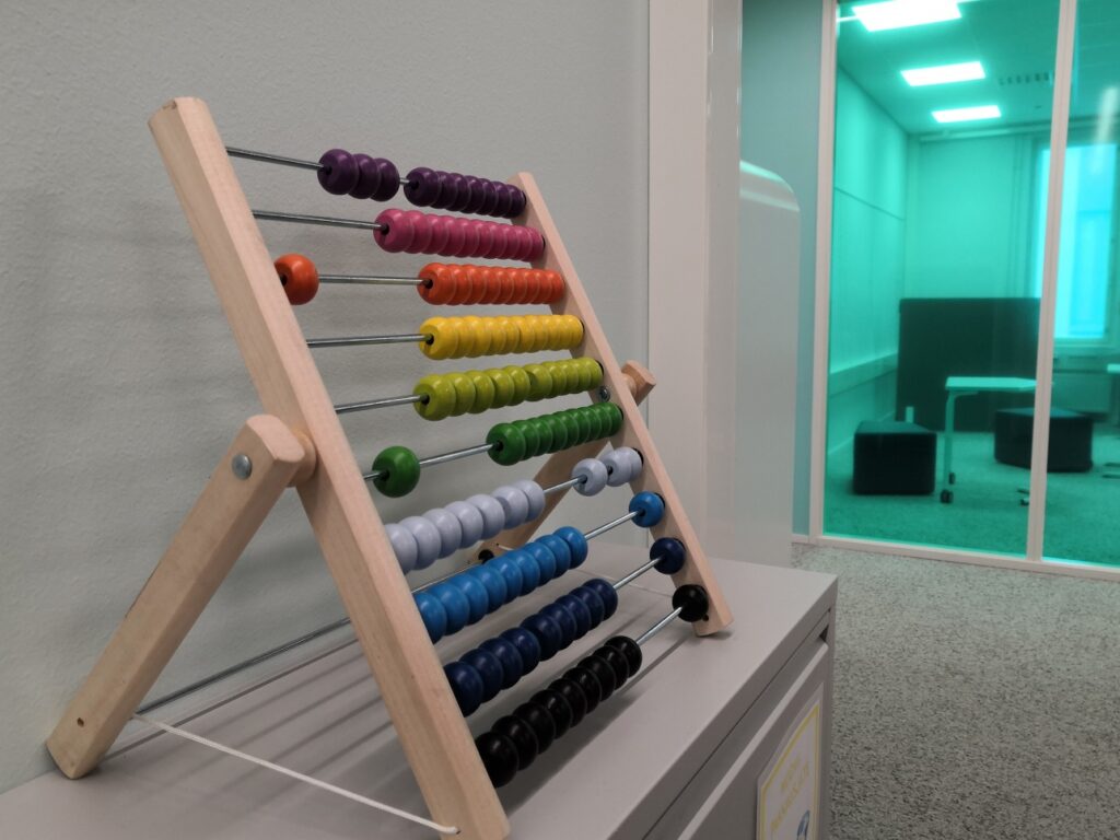 Helmitaulu Itätuulen koulussa