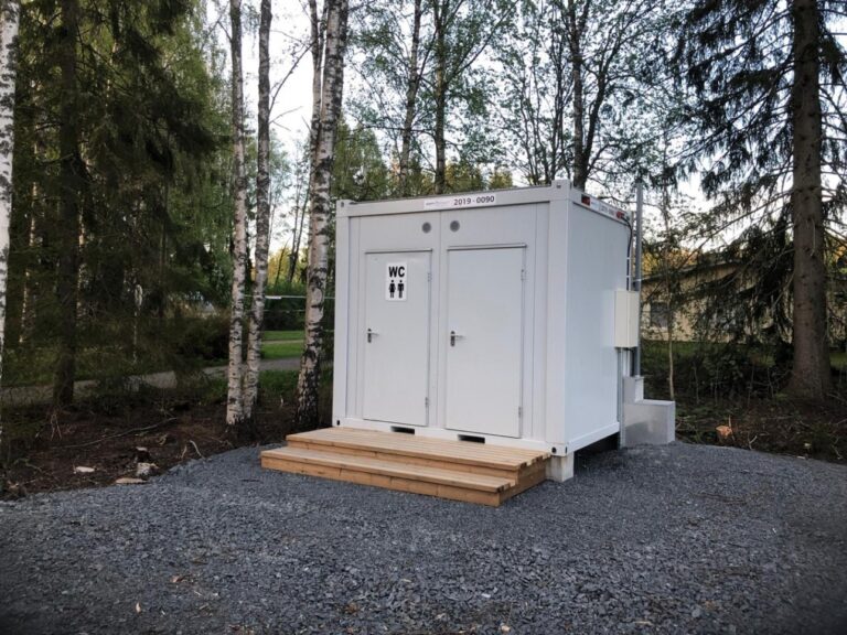 WC-tila Porin metsän reitin varrella