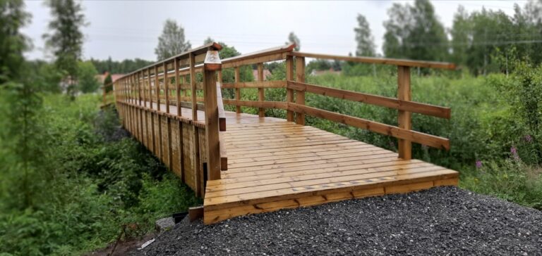 Suntinojan ylittävä kävelysilta Liinaharjan puistopolulla