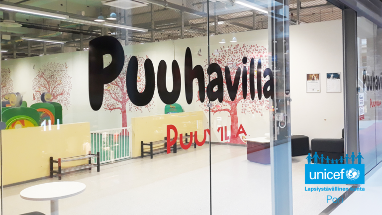Puuhavillan lasi-ikkuna
