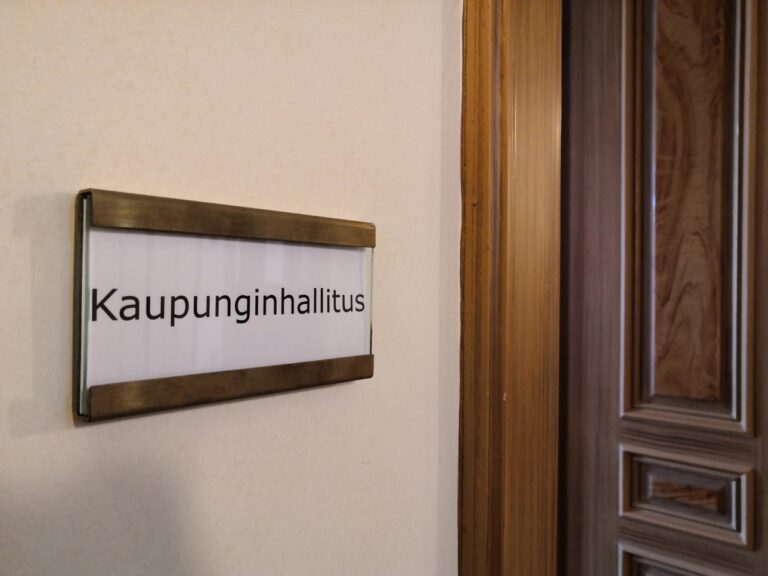Kyltti kaupunginhallituksen kokoushuoneen oven vieressä