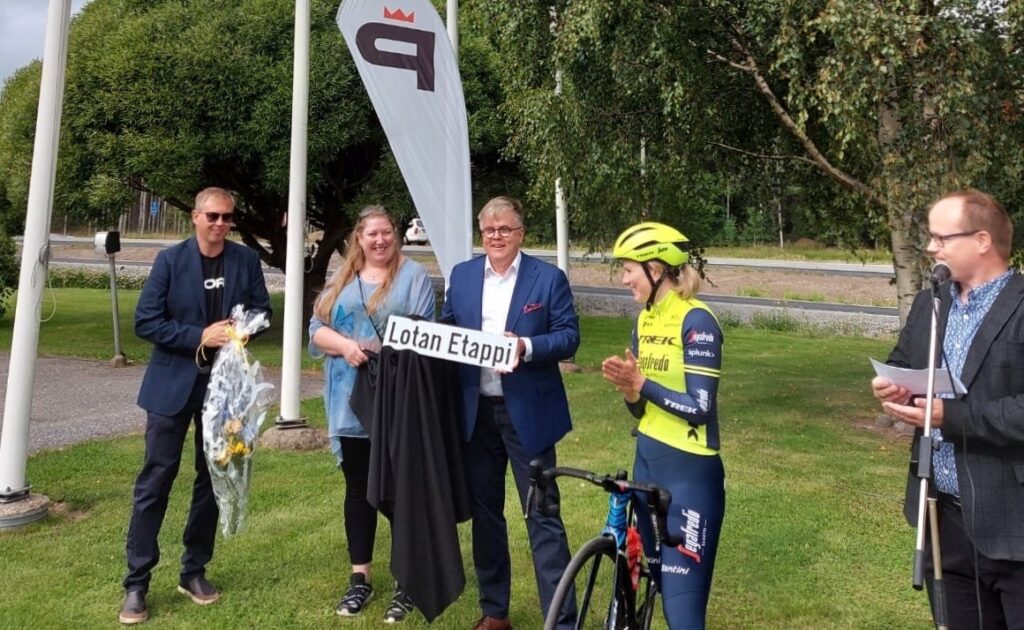 Lotta Henttala ja kaupungin edustajia Lotan Etapin avajaisissa