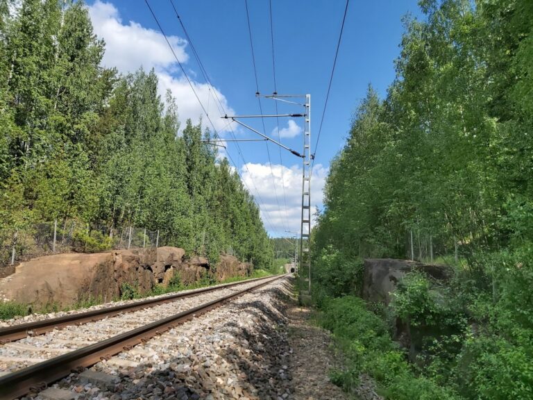Mäntyluoto-Tahkoluodon-junarata kesällä