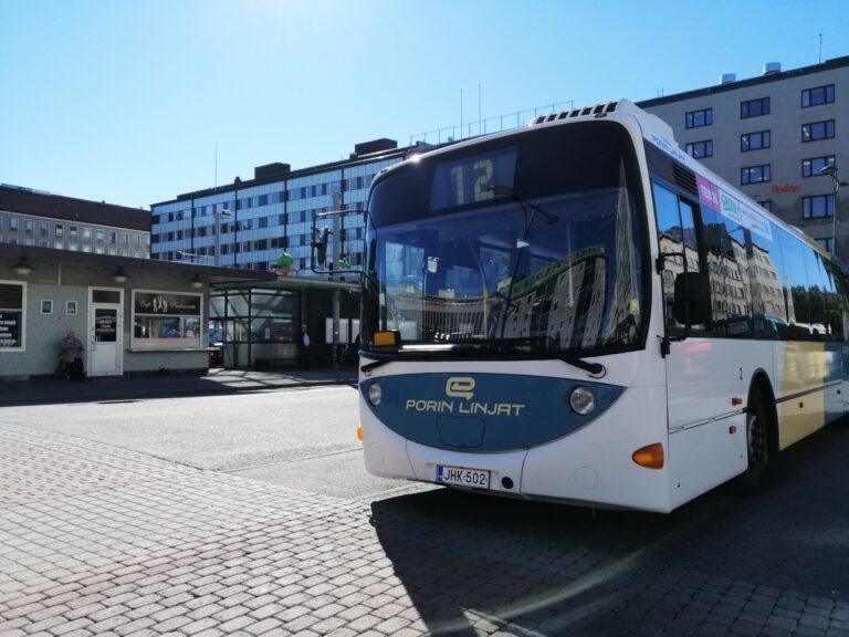 Bussi laiturilla kesällä