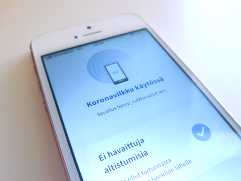 Kuvassa puhelin missä avoinna koronavilkku sovellus