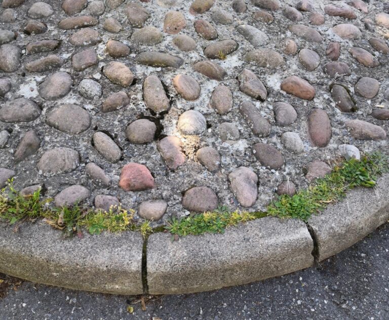 Puistojen risteyksen kivetys