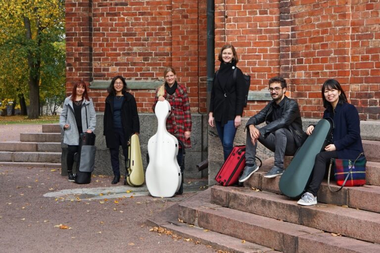 Keski Porin kirkon tiiliseinän edessä Beata Sibielak, Eri Itoh, Magdalena Büchert, Lucia Hellerhoff, Paolo Poma ja Yuki Kodama.