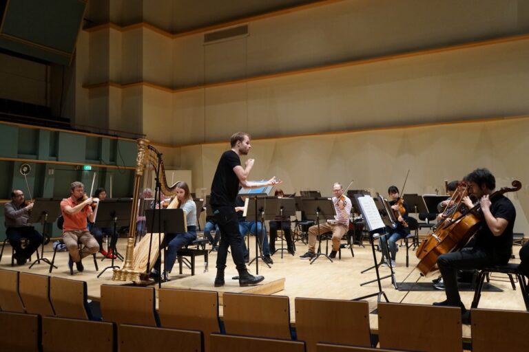 Pori Sinfoniettan La Mer -konsertin harjoitukset promenadisalissa Taavi Oramon johdolla, harppusolistina Päivi Severeide..