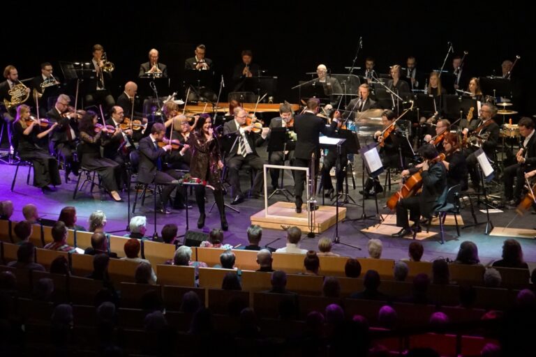 My name is James Bond -konsertissa Promenadisalissa Pori Sinfonietta, Diandra ja Antti Rissanen marraskuussa 2019.