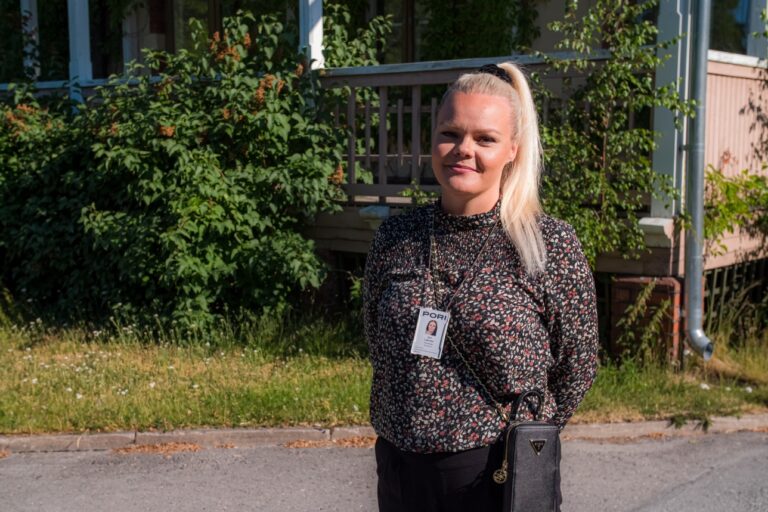 Sini Lahtinen poseeraa kameralle