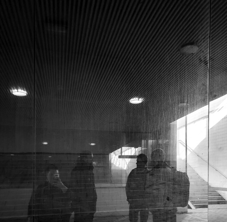 Porttaalitunnelin valotaidehankkeen toteuttajaksi valittu taidekollektiivi SWart tunnelissa