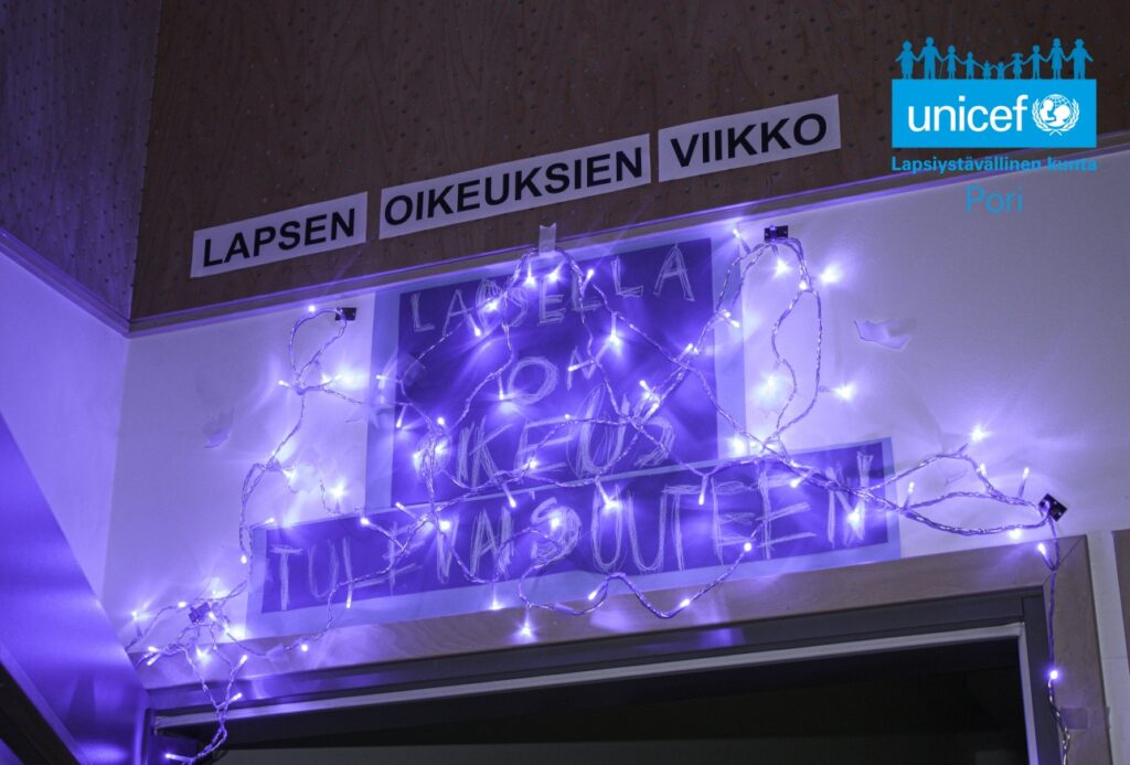 Lasten askartelema kyltti unicef-logolla