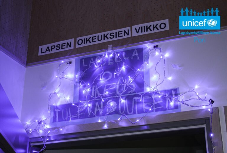 Lasten askartelema kyltti unicef-logolla