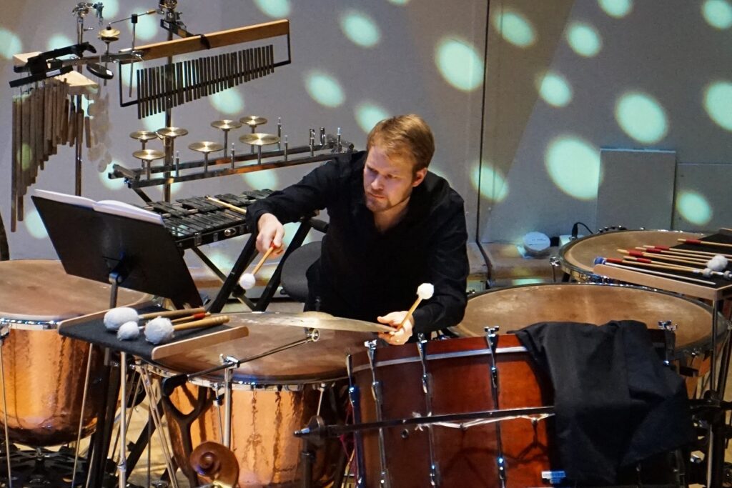 Pori Sinfoniettan lyömäsoitinten äänenjohtaja Mads Büchert soittamassa patarumpuja konsertissa.
