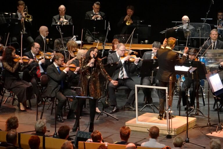 My name is James Bond -konsertti Promenadisalissa, Diandra ja Antti Rissanen.